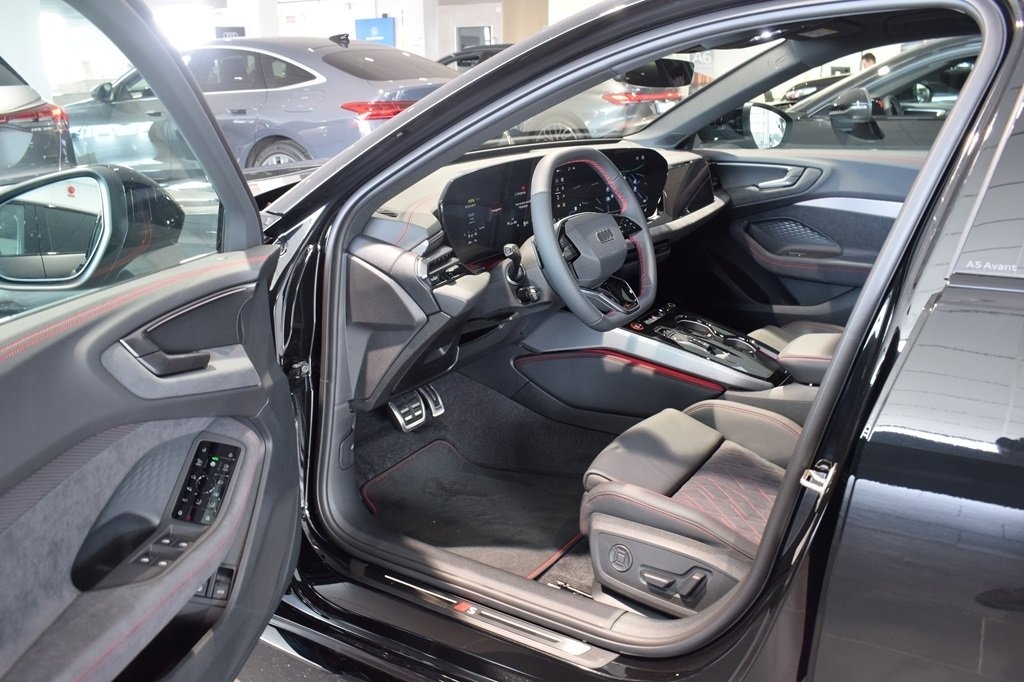 Audi A5 Avant e-hybrid 367hk Q S-line 2025, bild 4/9