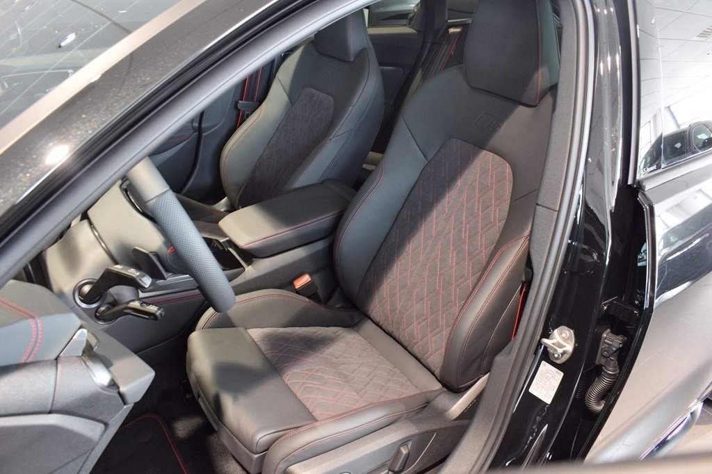 Audi A5 Avant e-hybrid 367hk Q S-line 2025, bild 7/9
