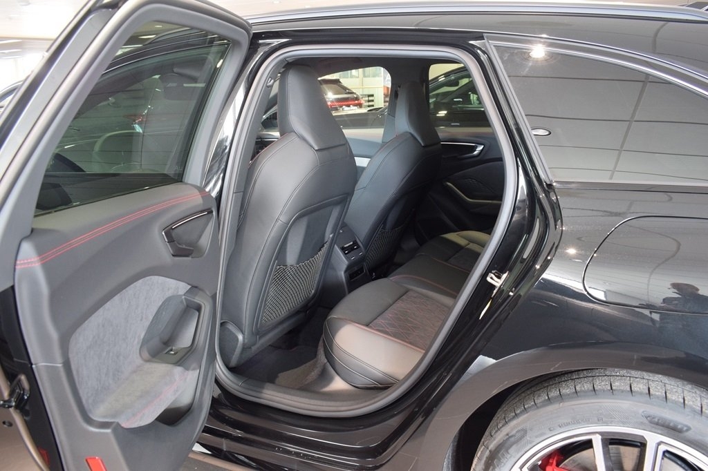 Audi A5 Avant e-hybrid 367hk Q S-line 2025, bild 6/9