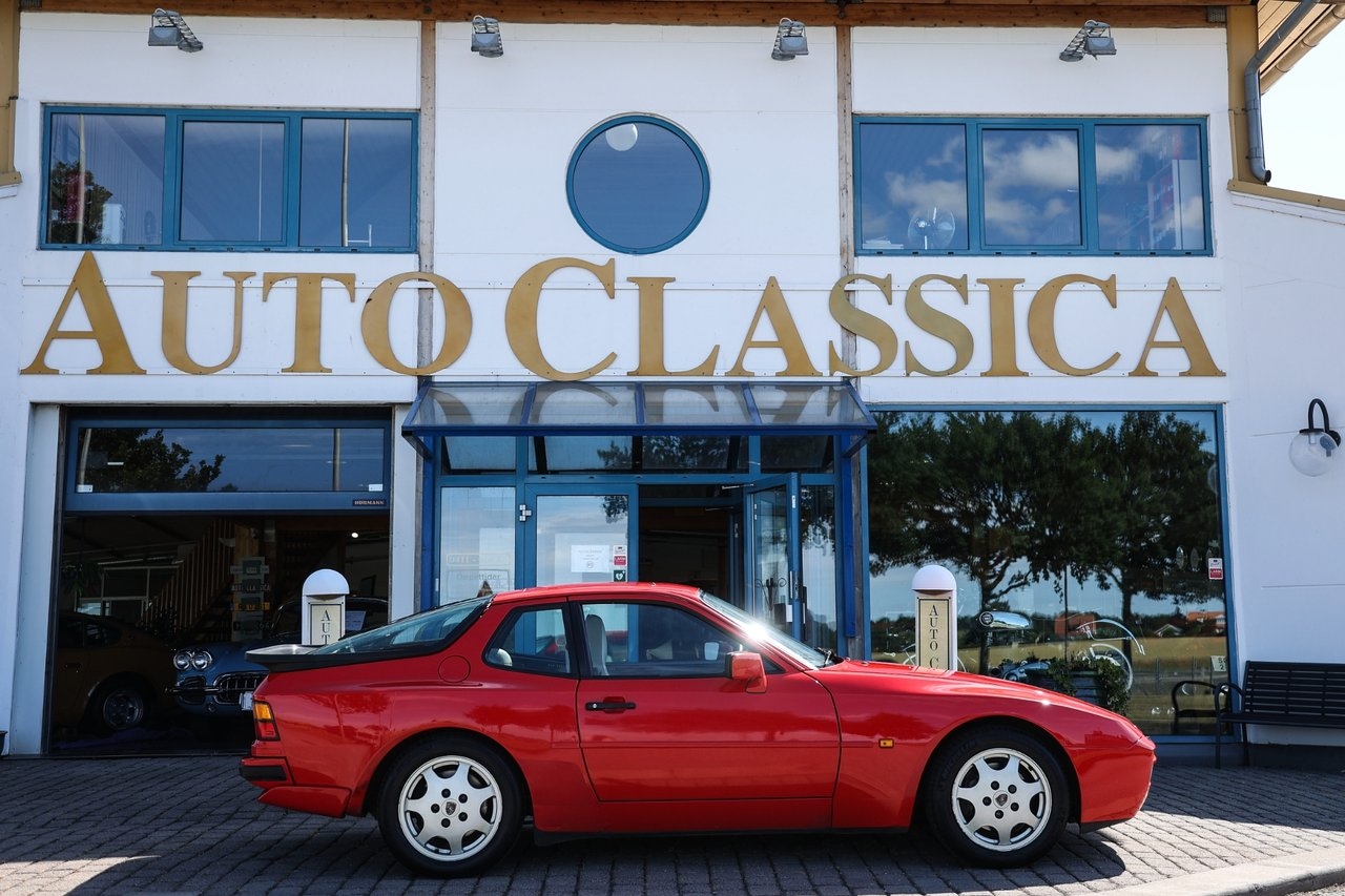 Porsche 944