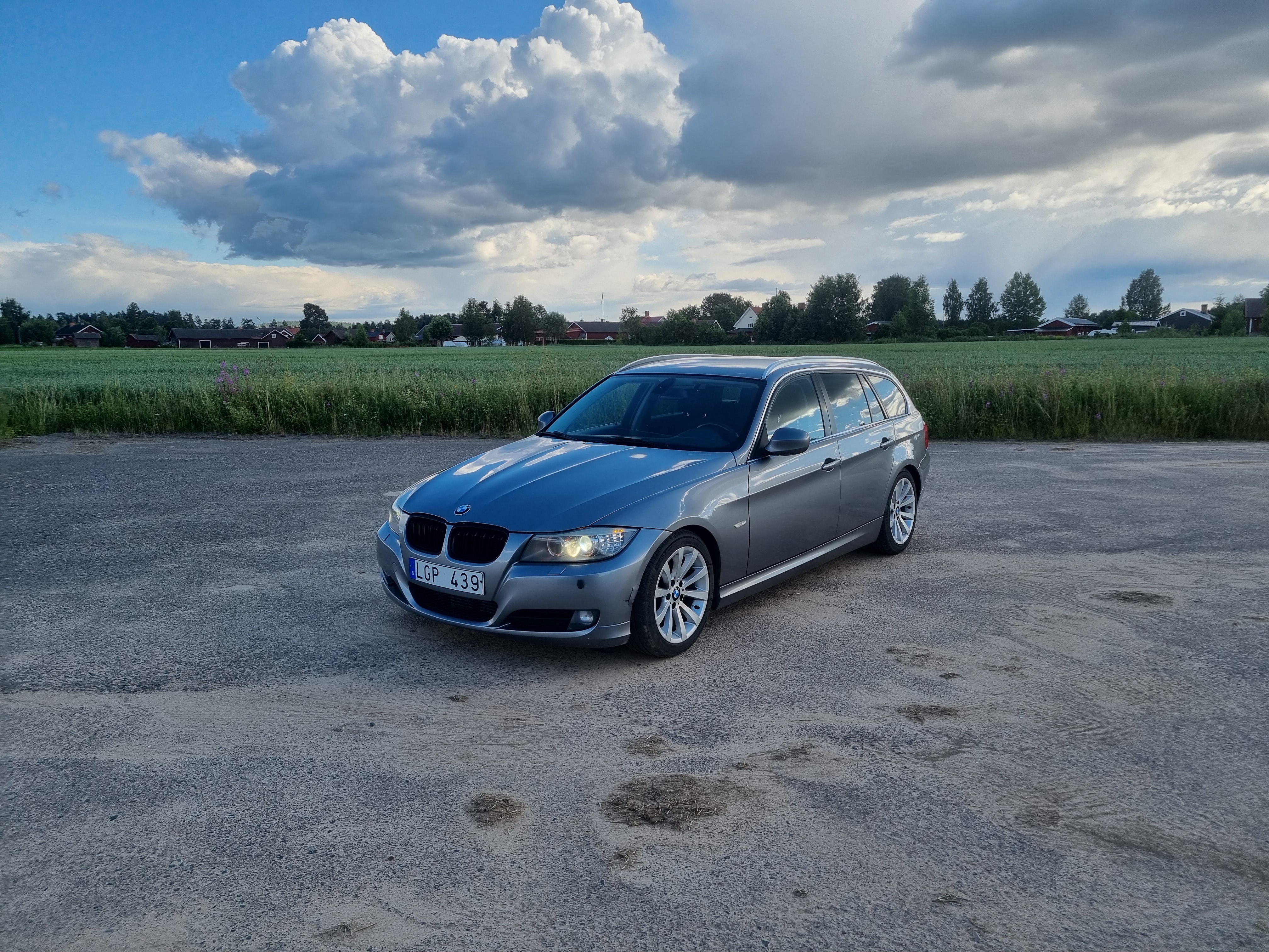 BMW 320d 2011, bild 3/6