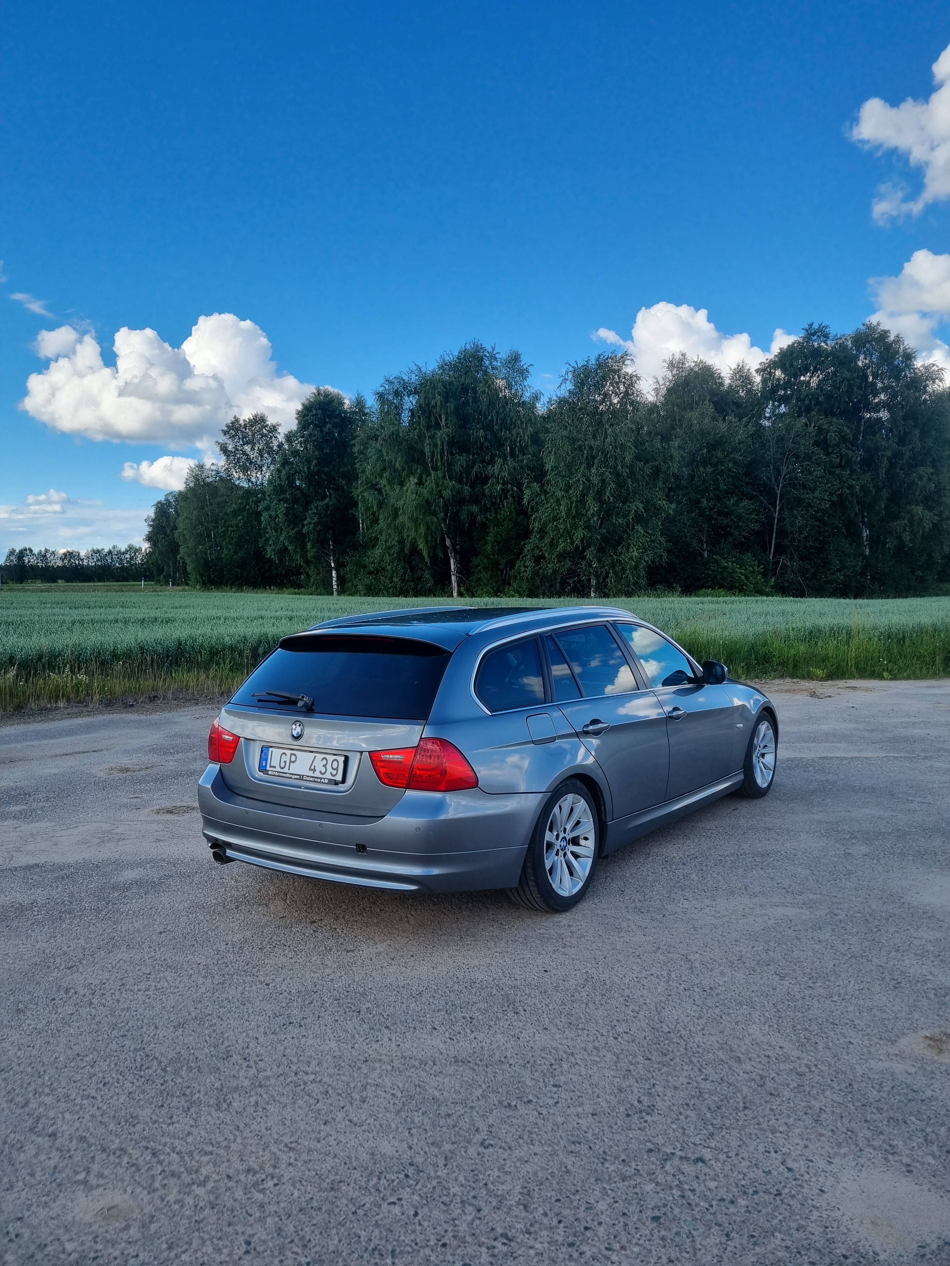 BMW 320d 2011, bild 2/6