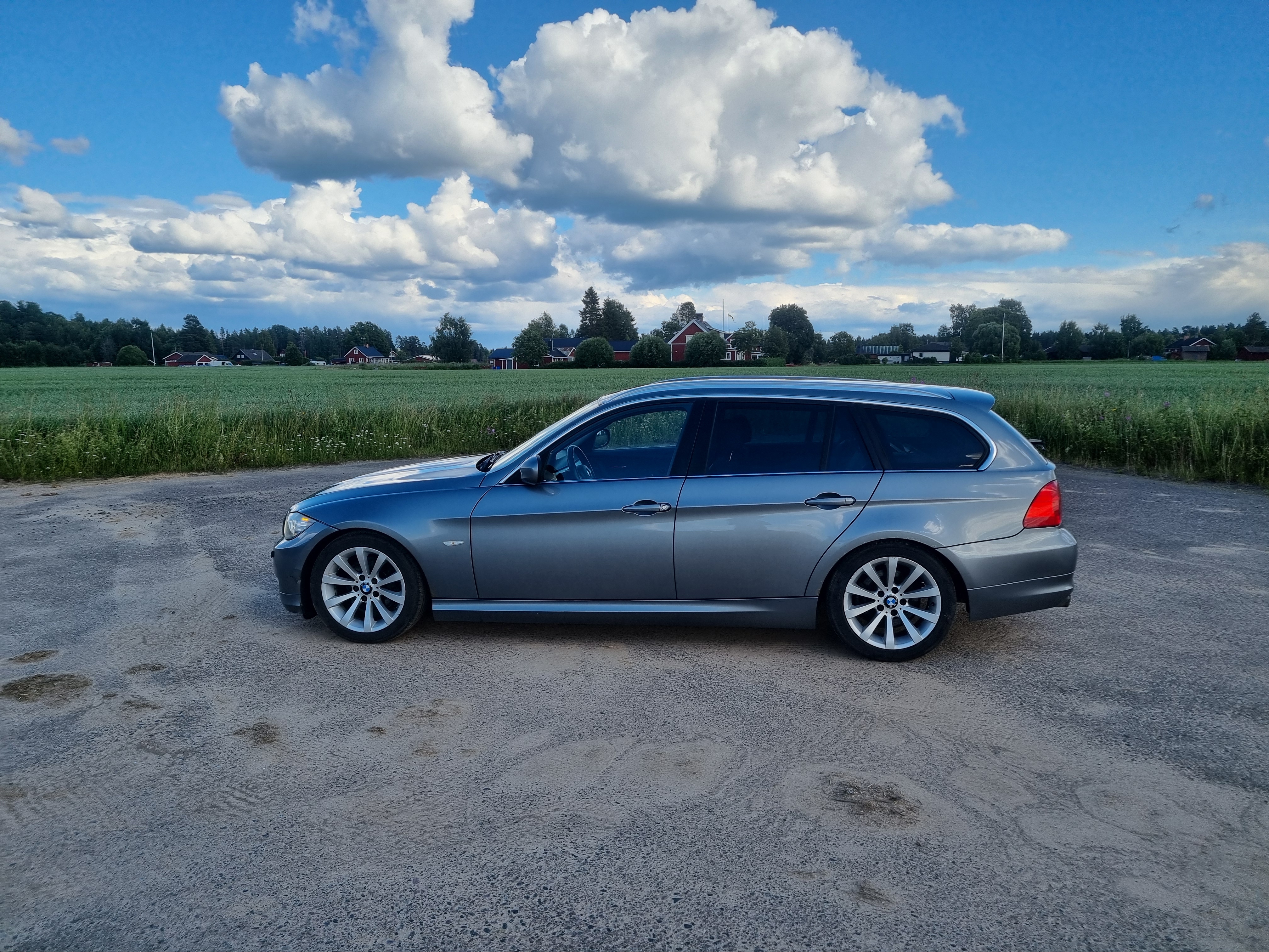 BMW 320d 2011, bild 4/6