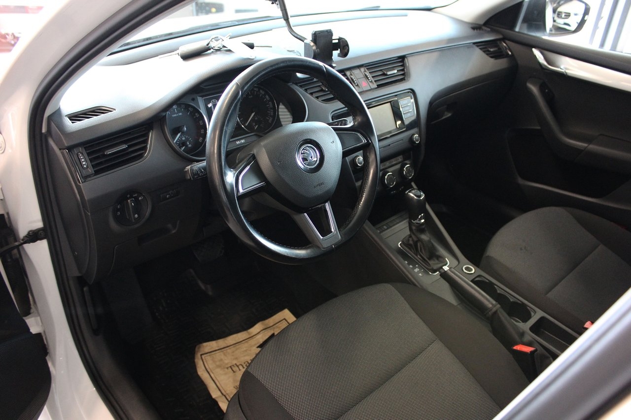 Skoda Octavia Kombi 1.6 TDI DSG Drag 2016, bild 2/13