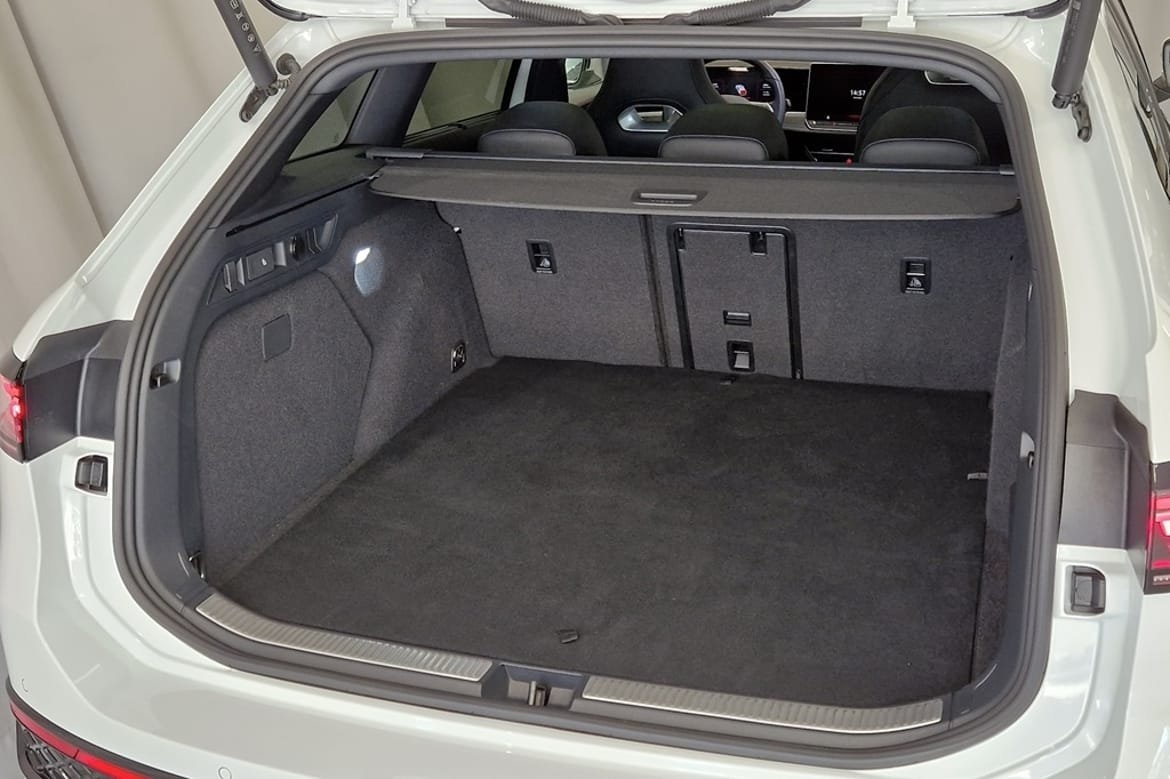 Volkswagen Passat R-Line 2025, photo 6/18