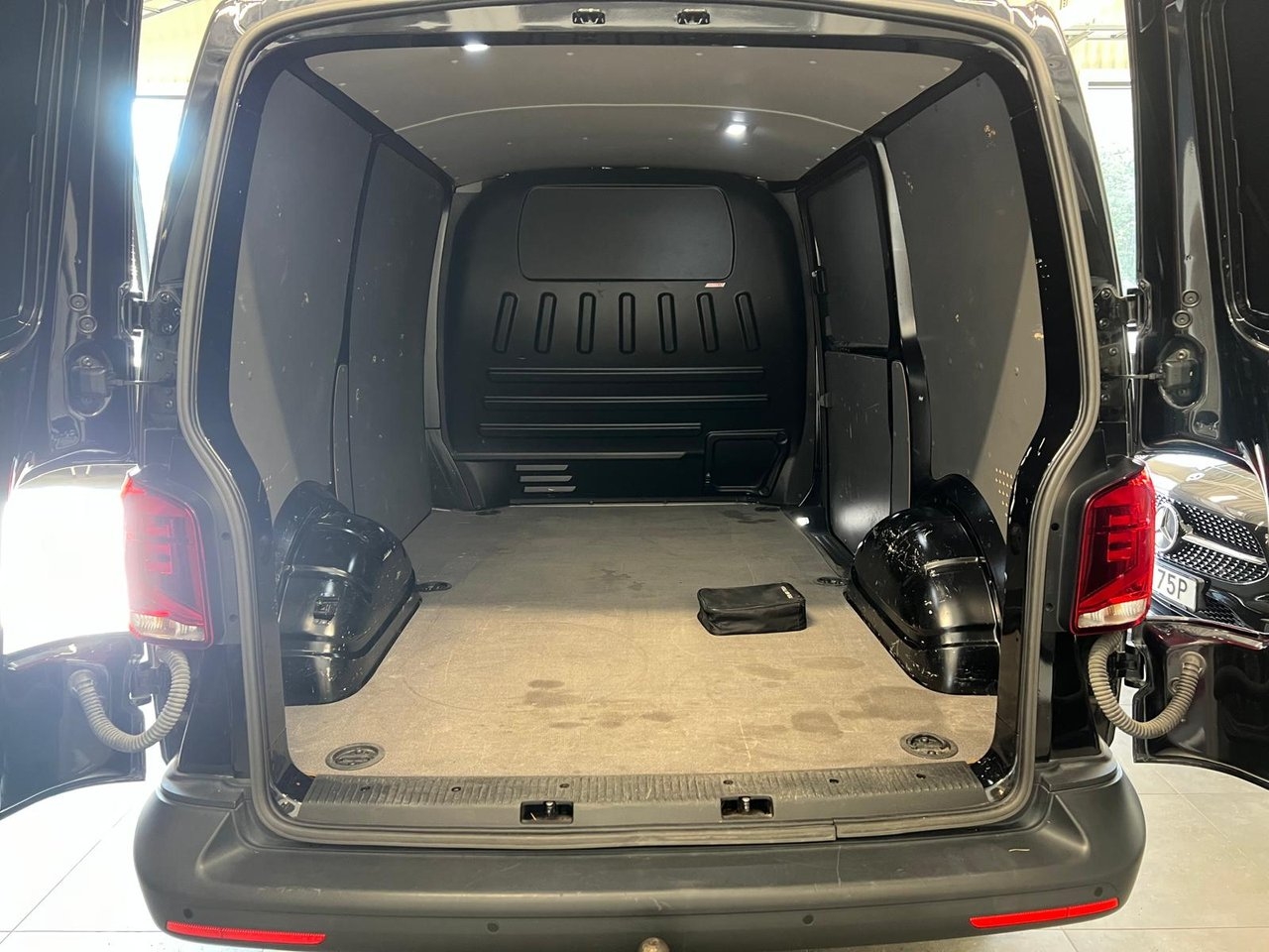 Volkswagen Transporter 2024, photo 7/10