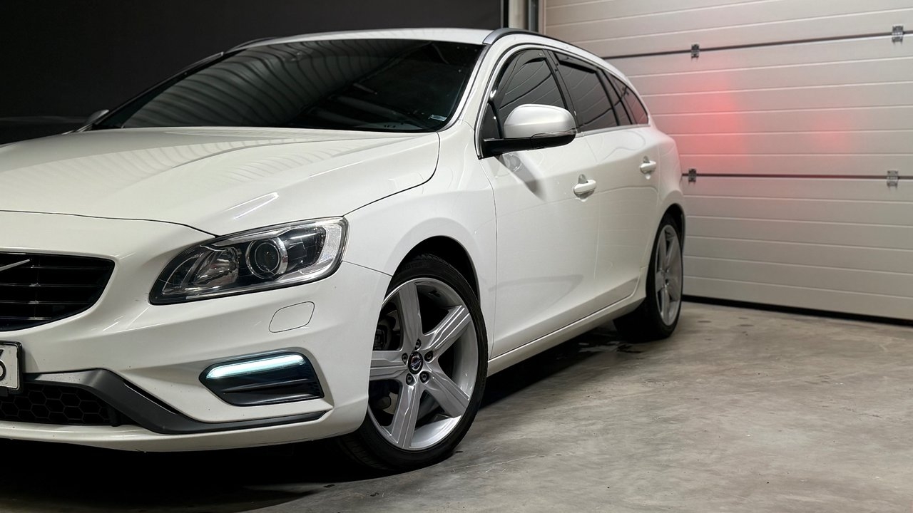 Volvo V60 D4 AWD Geartronic R-Design 2017, kuva 3/31