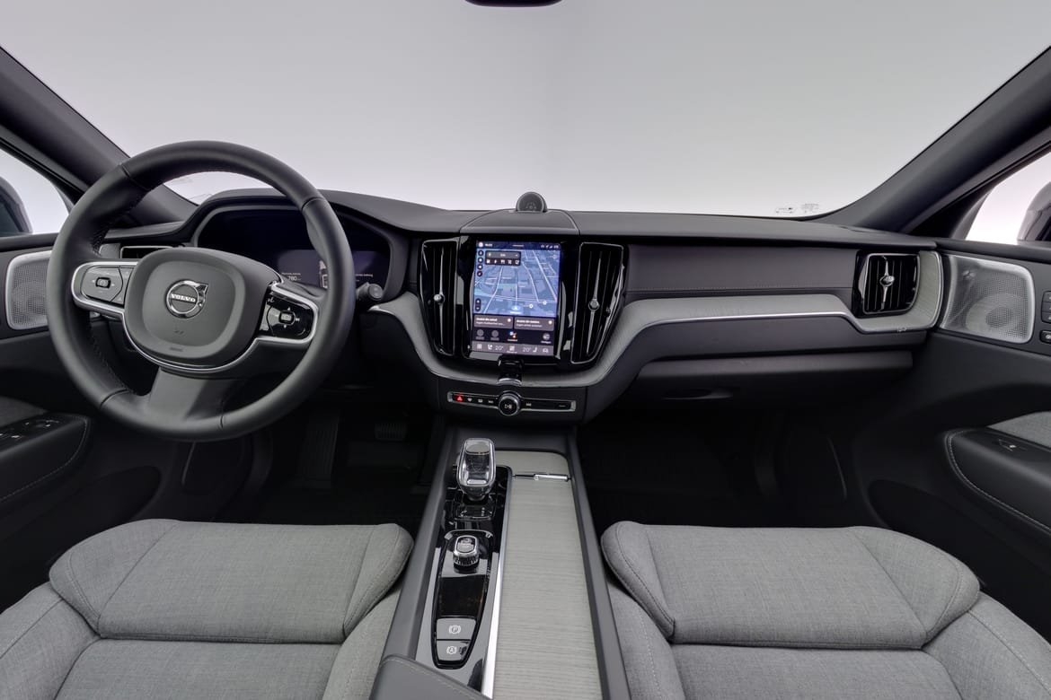 Volvo XC60 T6 Ultra Dark 2025, photo 7/25