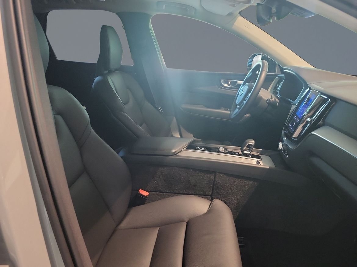 Volvo XC60 T6 AWD Plus Dark Edition 2025, photo 7/9