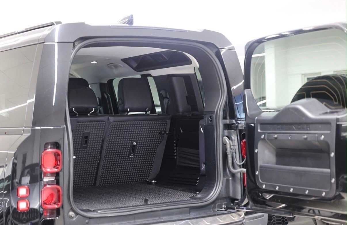 Land Rover Defender 110 P400 MHEV SE 2020, photo 6/10