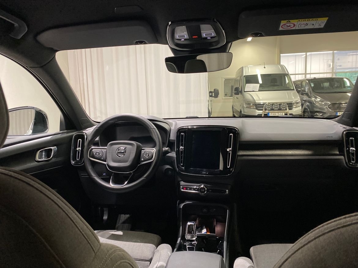 Volvo EX40 2025, photo 2/10