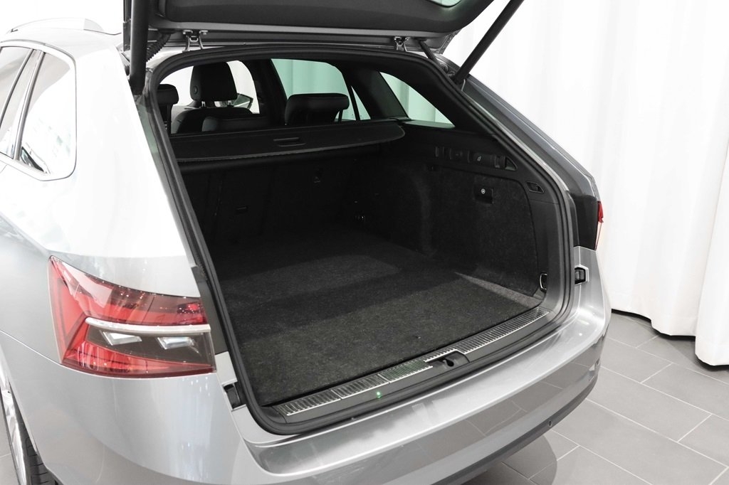 Skoda Superb 2020, photo 5/10