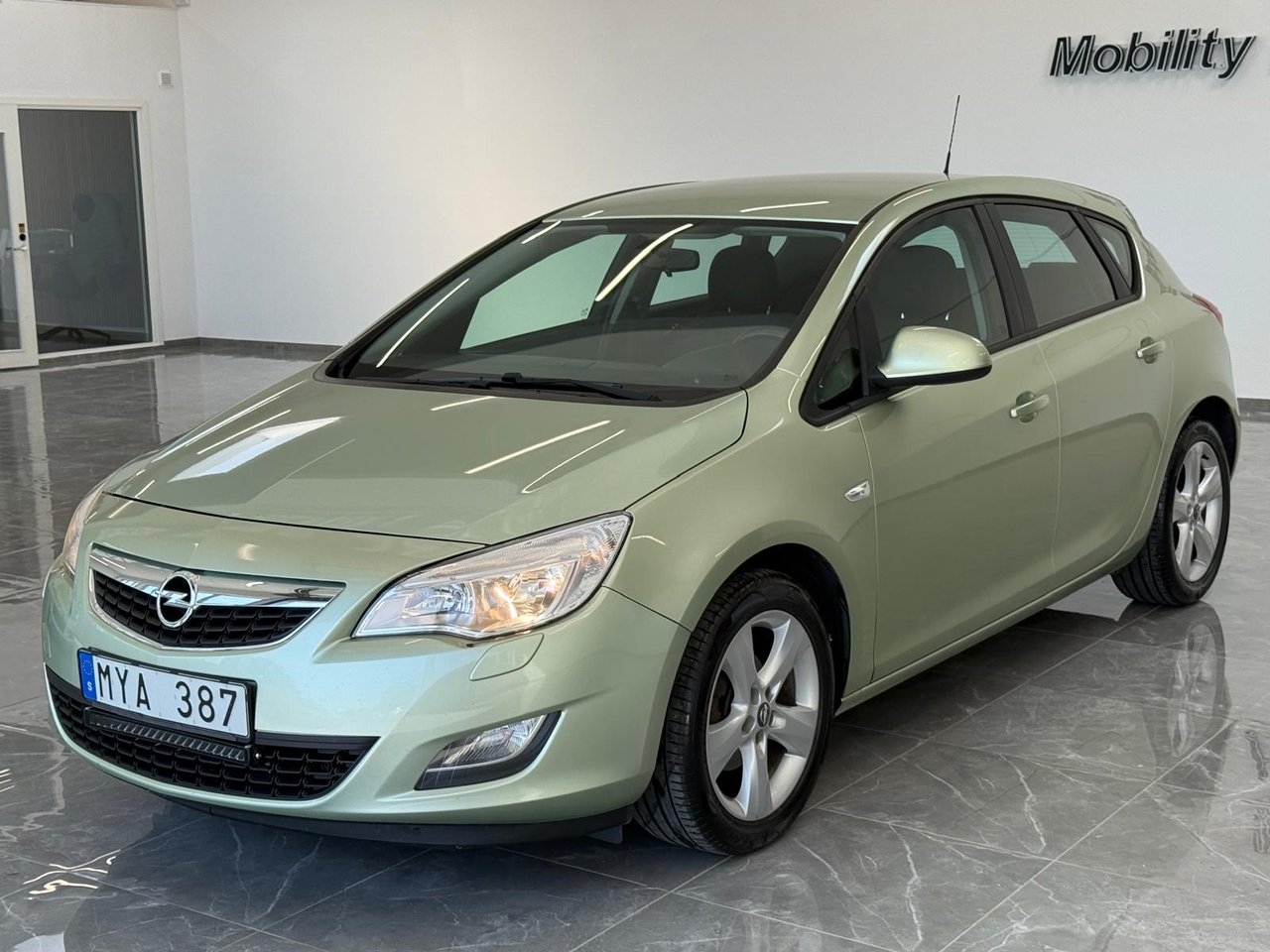 Opel Astra 1.6 Enjoy Euro 5 2012, bild 2/10