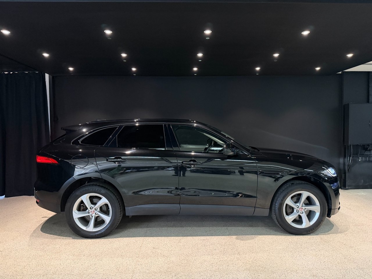 Jaguar F-Pace 20d AWD 2020, photo 6/16