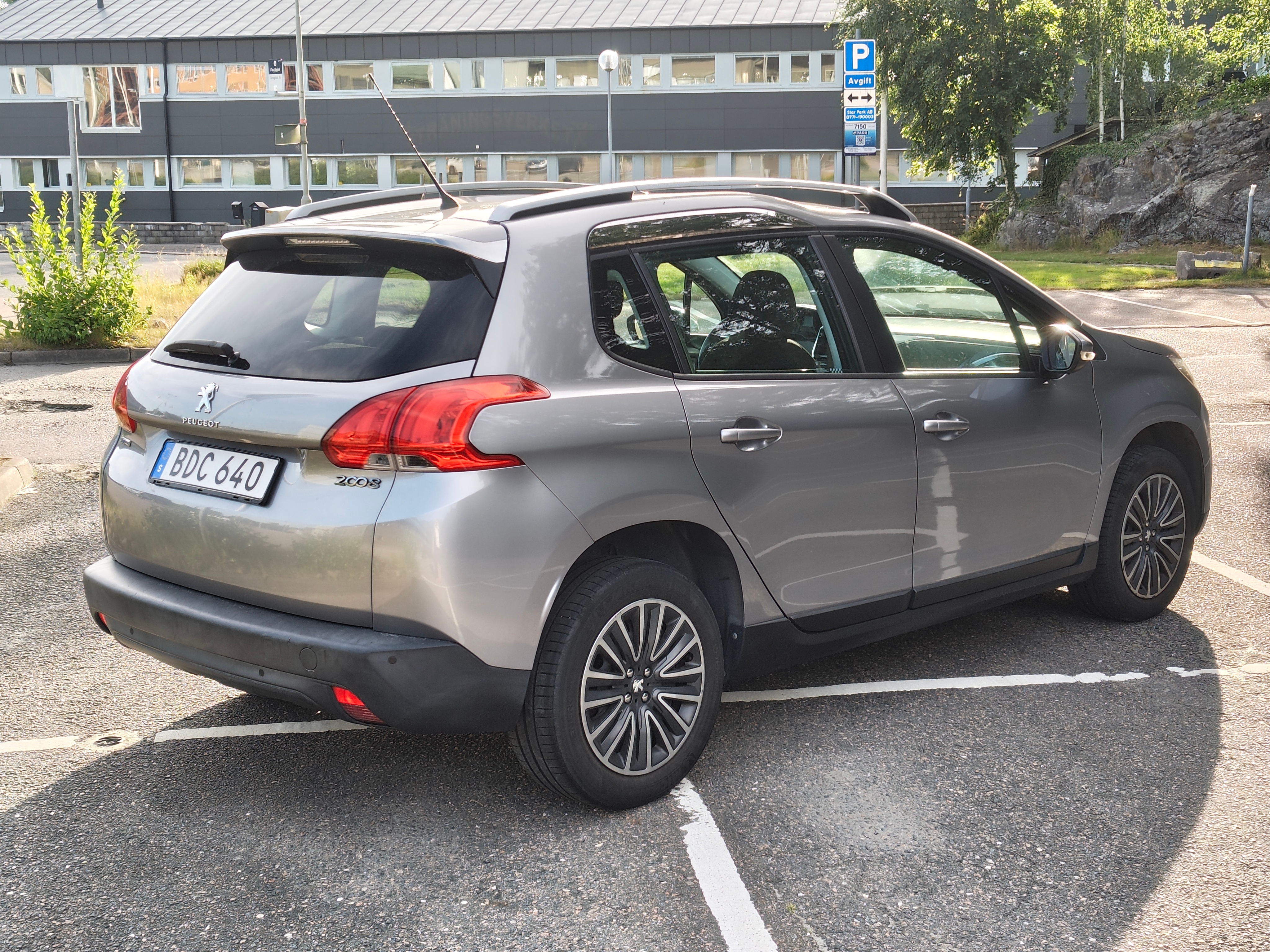 Peugeot 2008 1.2 VTi EGS 2016, bild 2/9