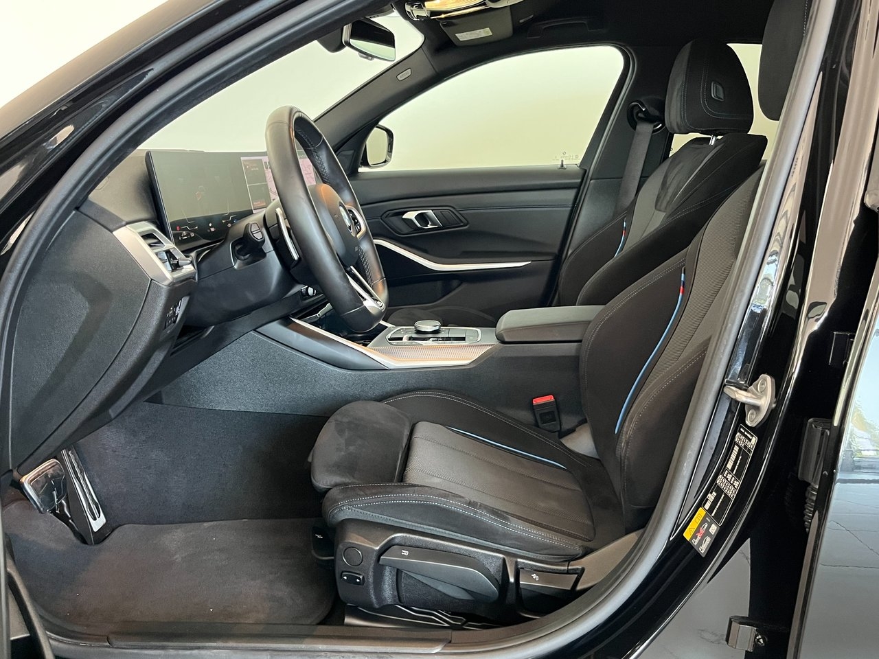 BMW 330 2025, photo 6/10