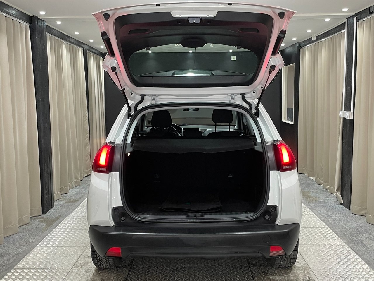 Peugeot 2008 2017, photo 6/10