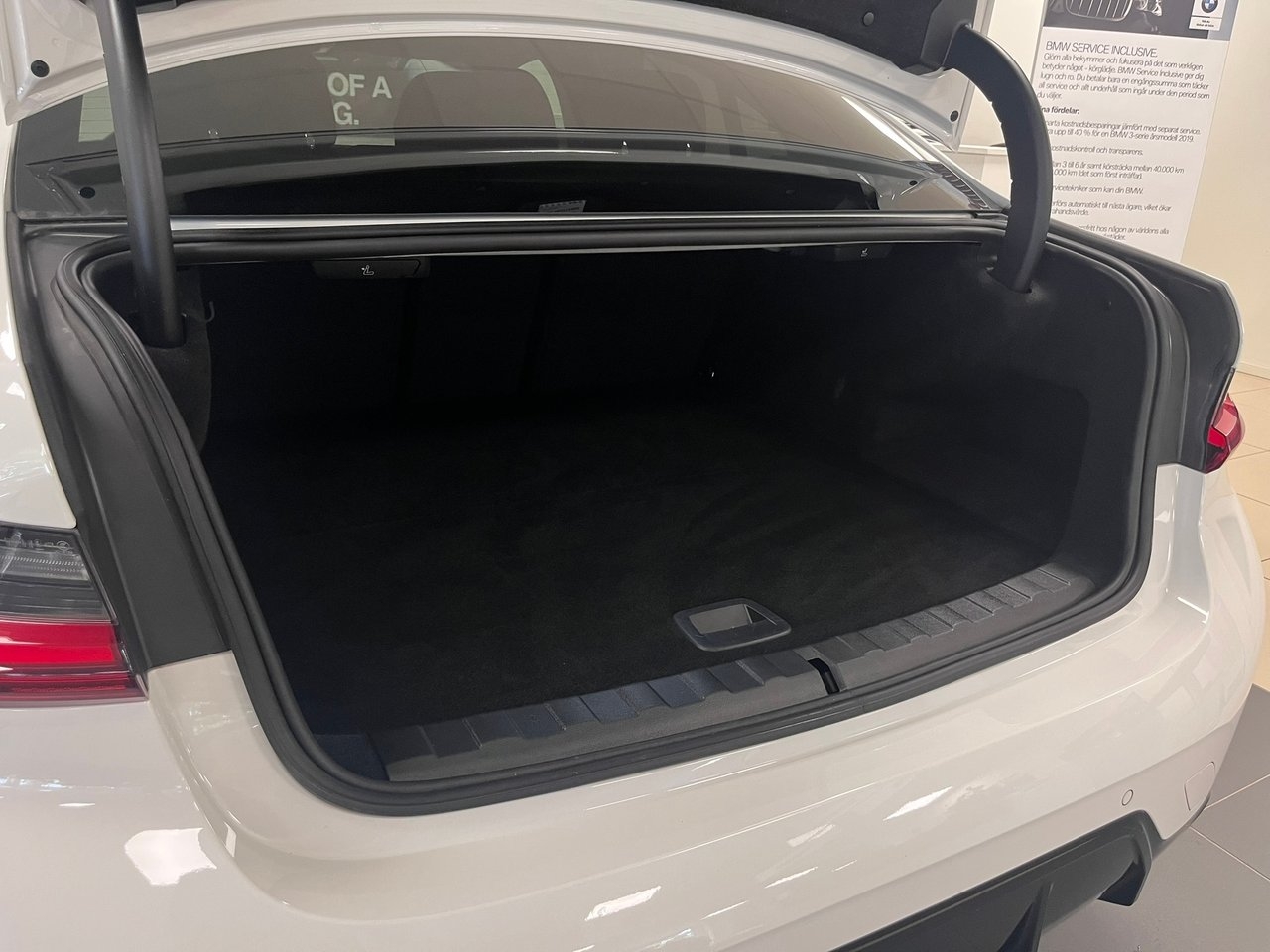 BMW 330 e Sedan 2025, bild 7/9