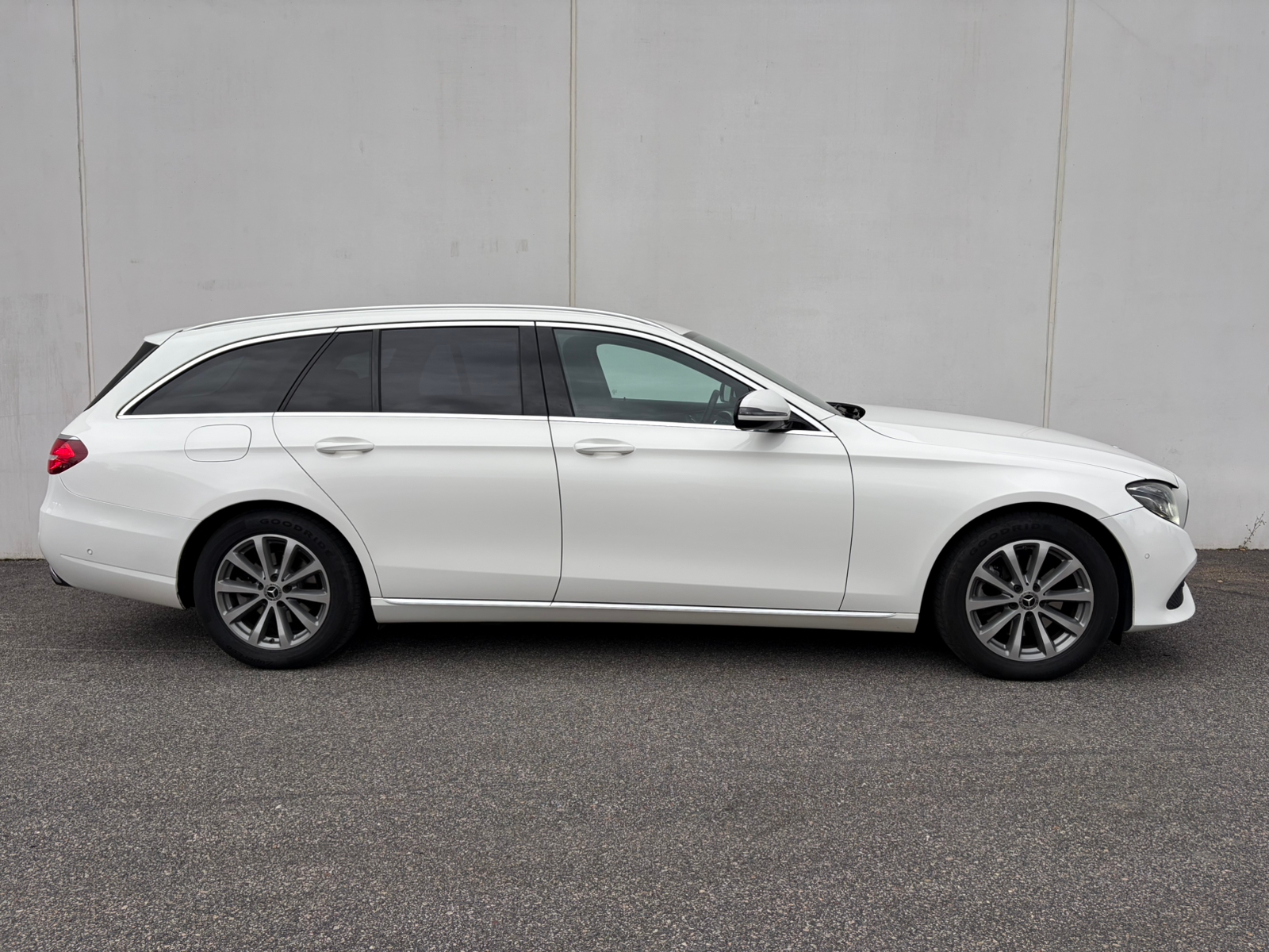 Mercedes-Benz E 220 d 4MATIC 9G-Tronic 2018, bild 3/18