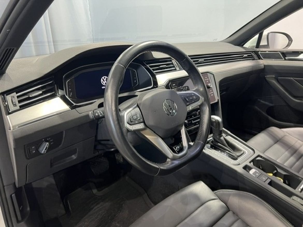 Volkswagen Passat 2021, photo 6/17