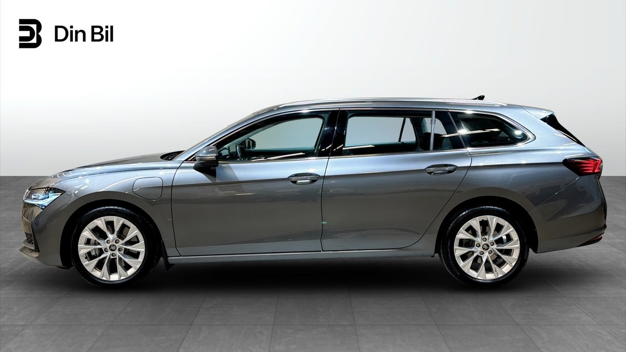 Skoda Superb Combi Selection iV DSG Drag 2025, bild 2/22