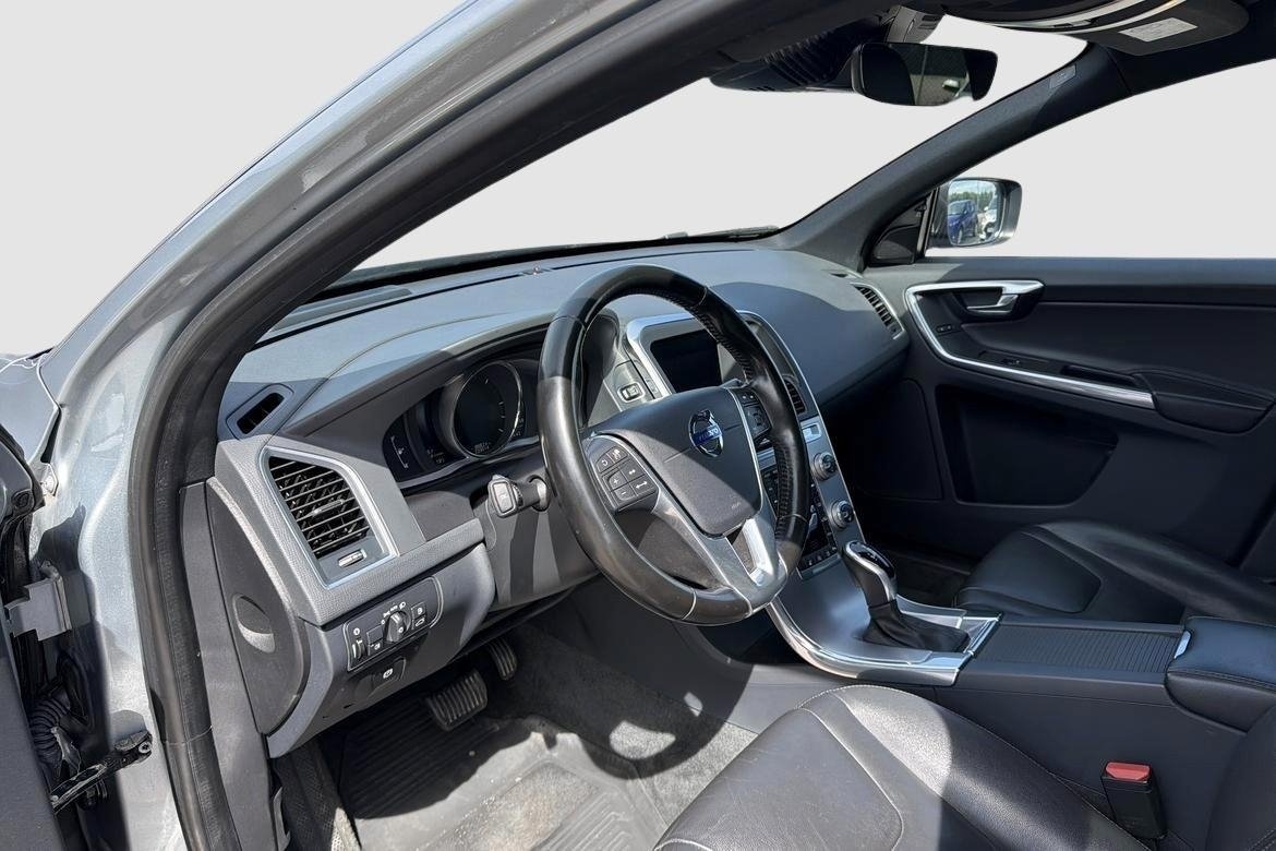 Volvo XC60 2017, photo 7/10