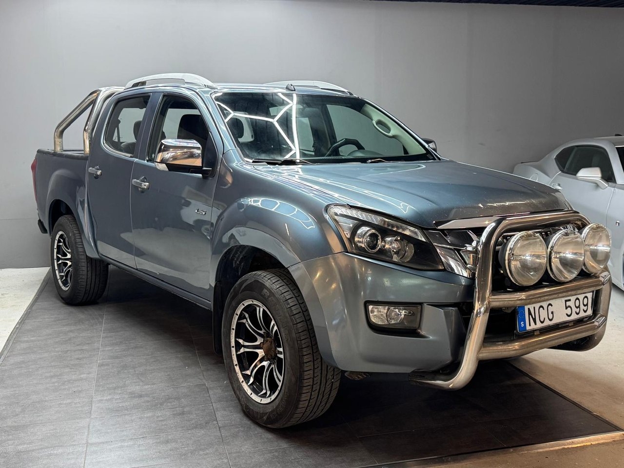 Isuzu D-max Crew Cab 2.5 4WD Euro 5 2012, bild 2/15