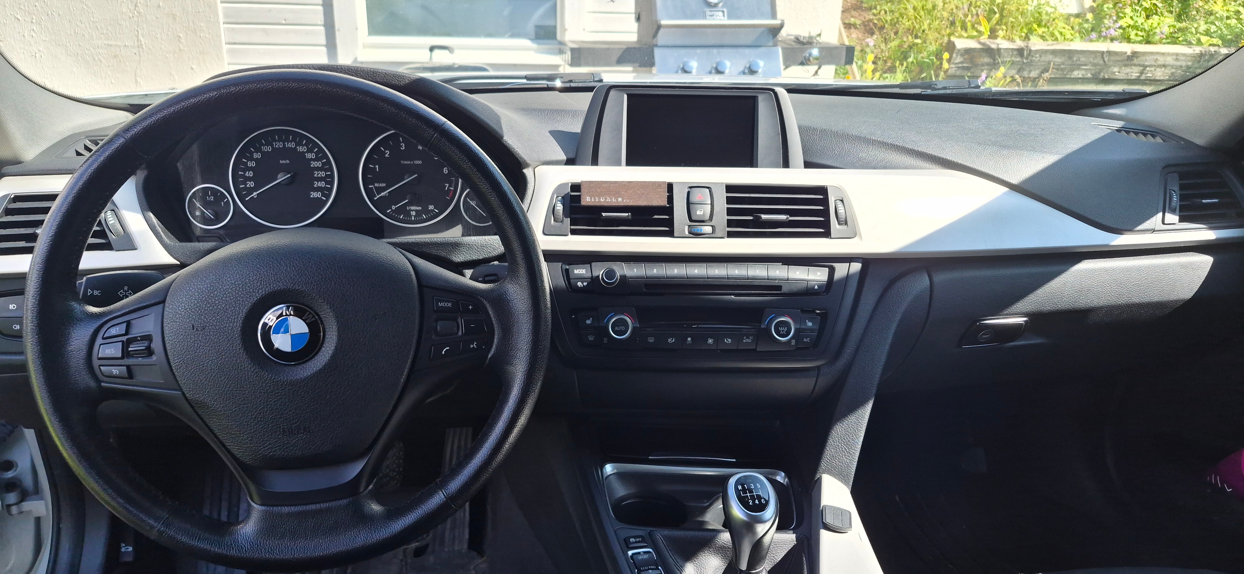 BMW 316 i Sedan Manuell 2013, bild 2/2