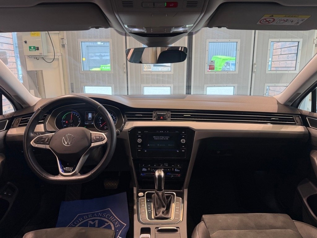 Volkswagen Passat 2022, photo 5/10