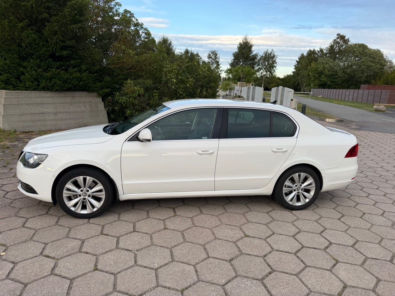 Skoda Superb 2015, bild 2/13