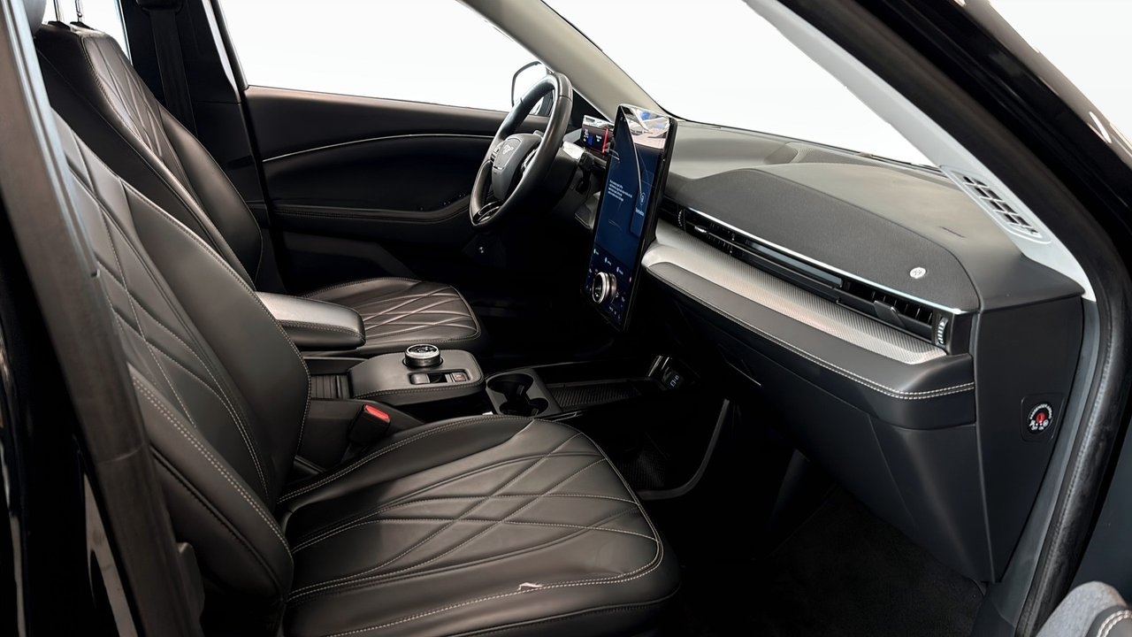 Ford Mustang Mach-E Standard Range RWD 2021, kuva 3/9
