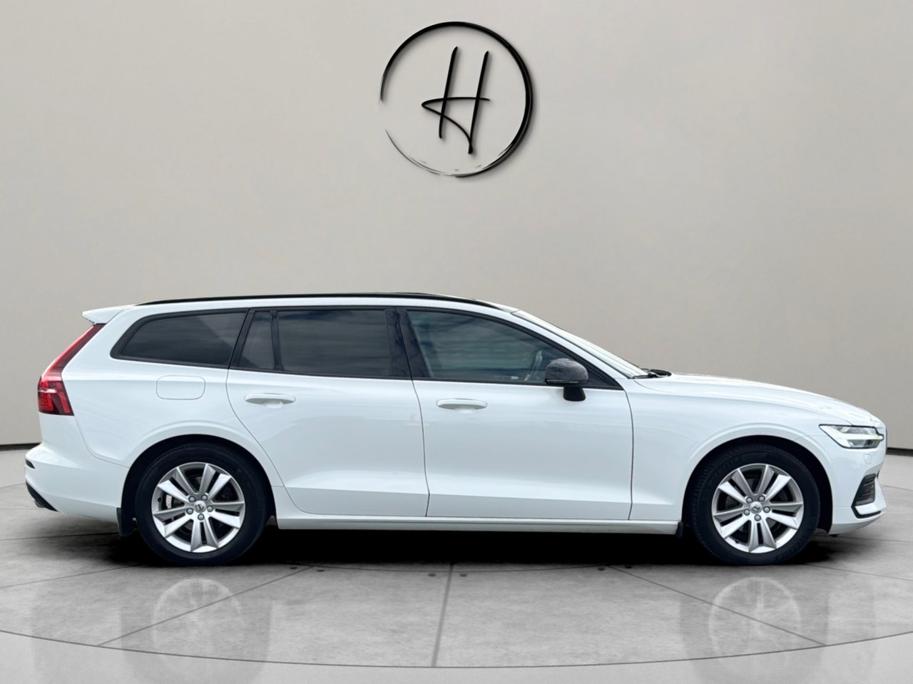 Volvo V60 Momentum 2020, photo 7/10