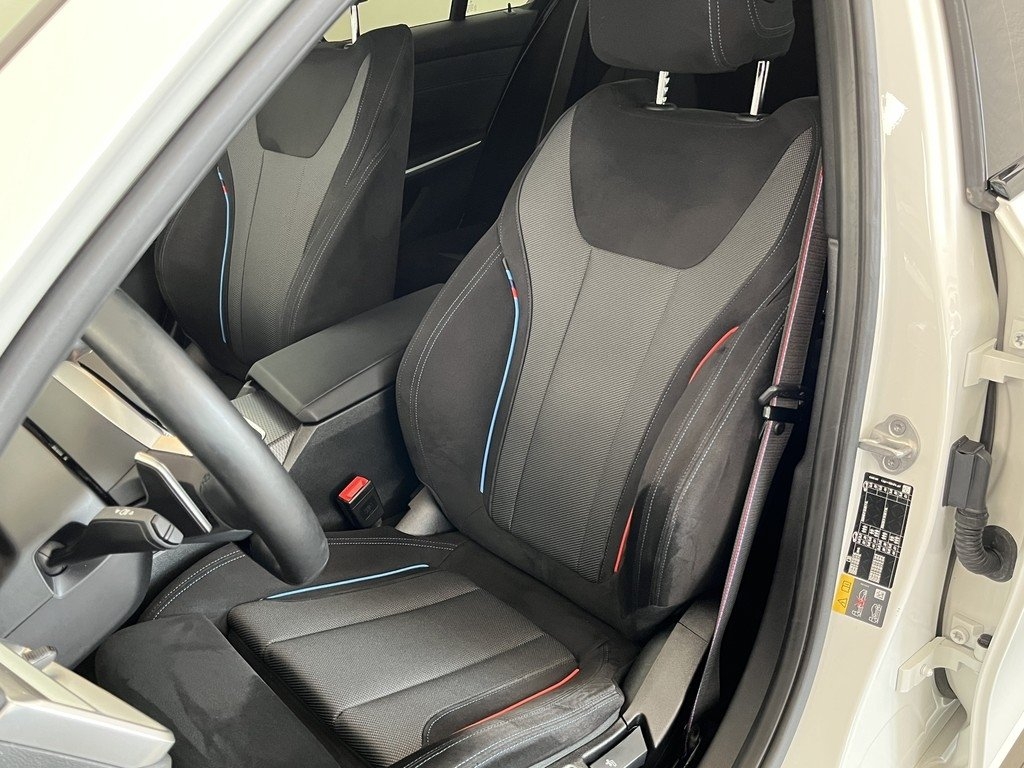 BMW 330 2025, photo 6/10