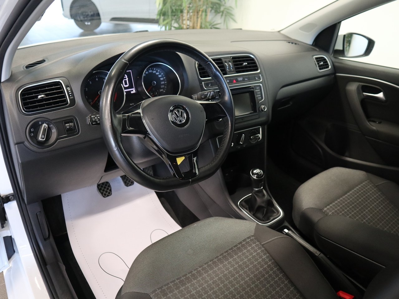 Volkswagen Polo 2017, photo 6/14