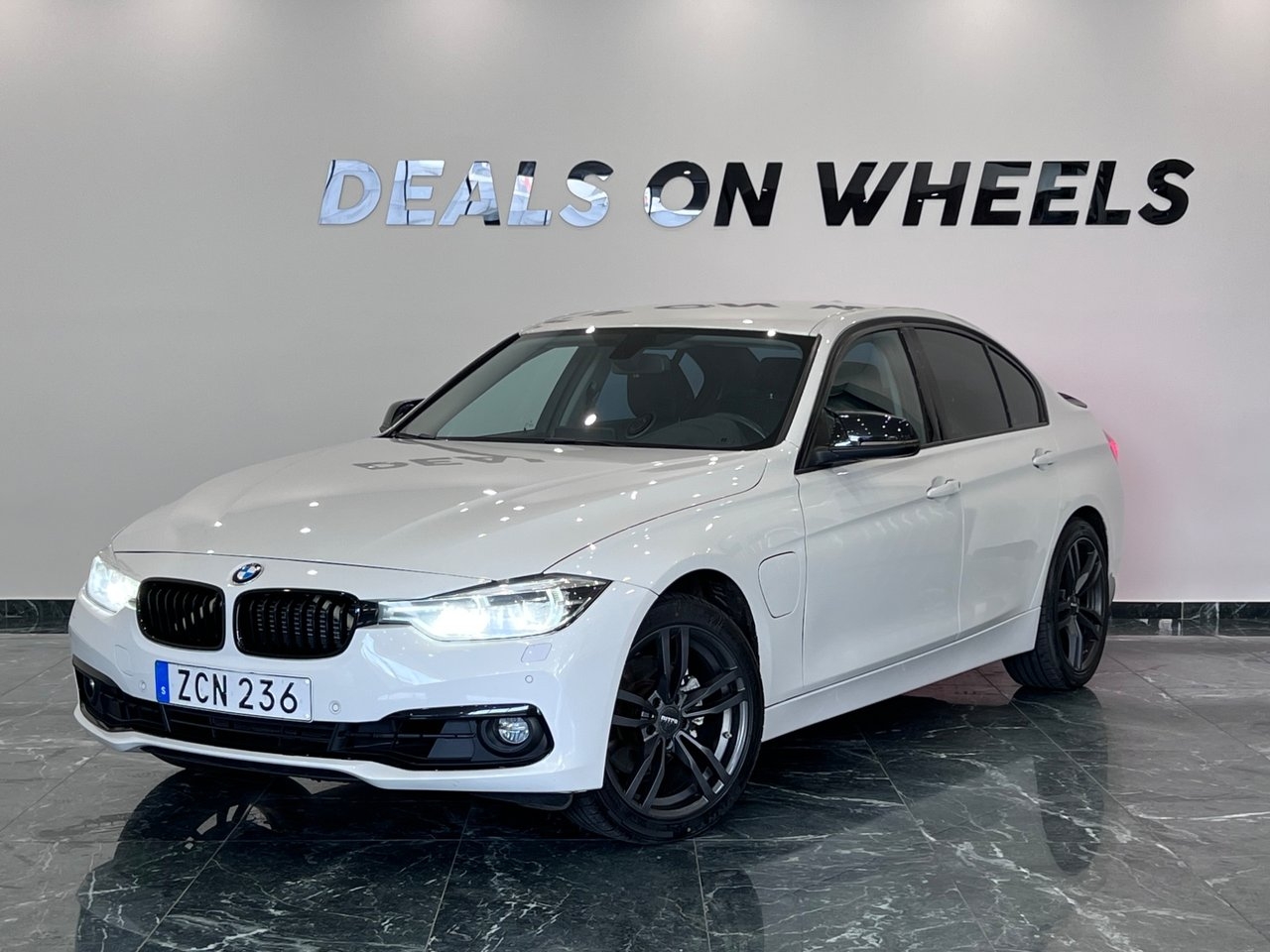 BMW 330 2018, photo 2/10