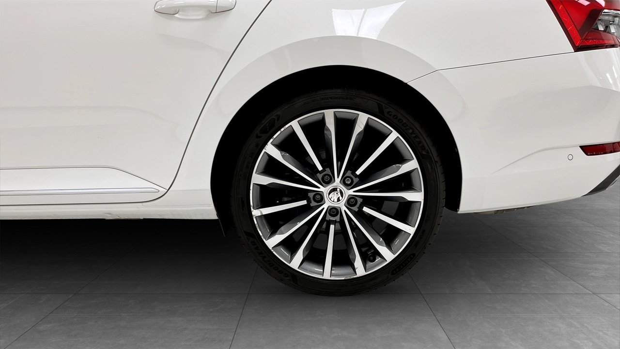 Skoda Superb 2021, photo 6/10