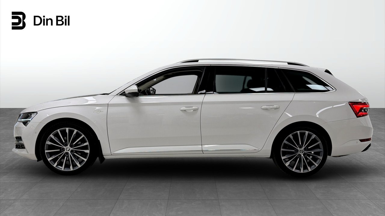Skoda Superb 2021, photo 2/10