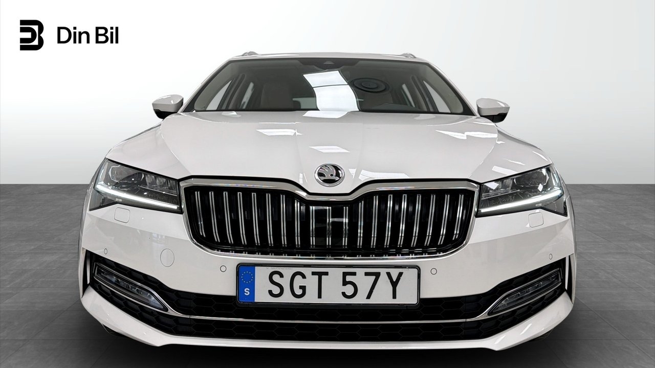 Skoda Superb 2021, photo 4/10