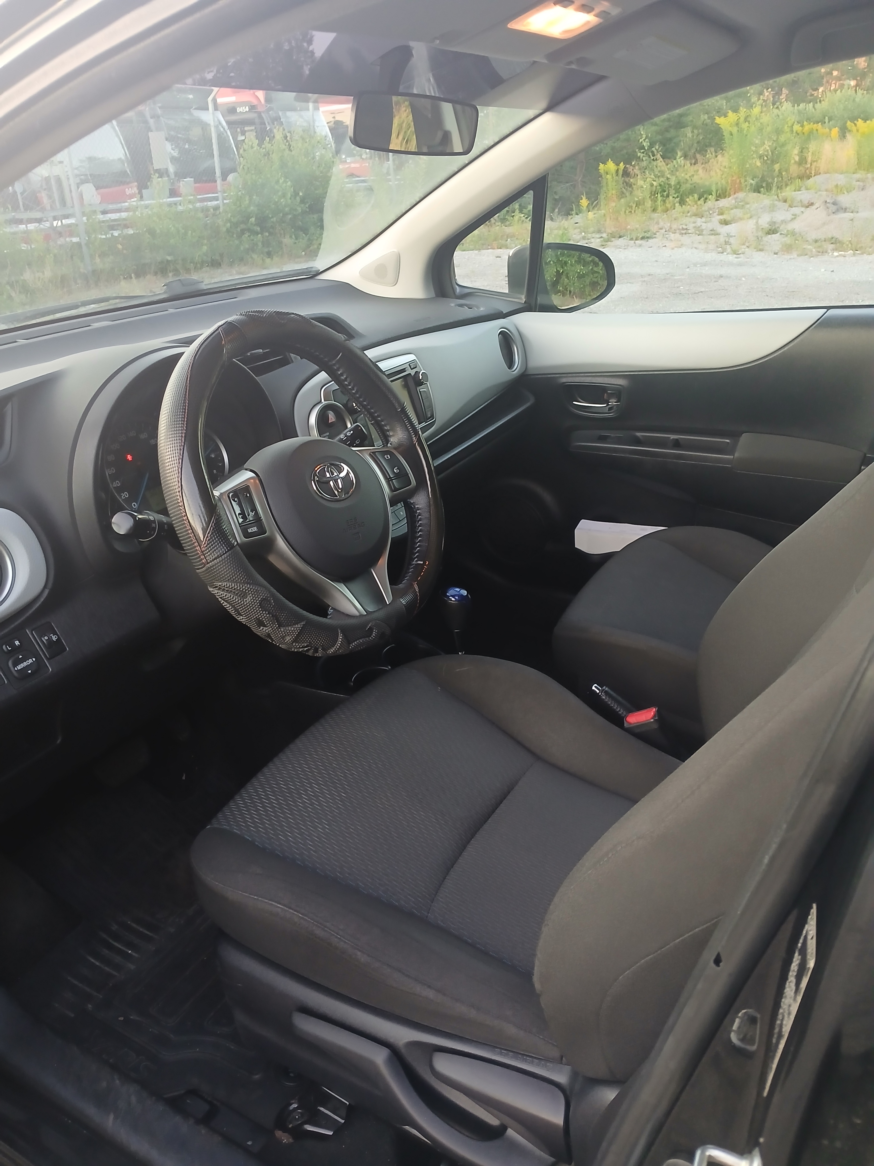 Toyota Yaris Hybrid e-CVT 2012, kuva 2/5