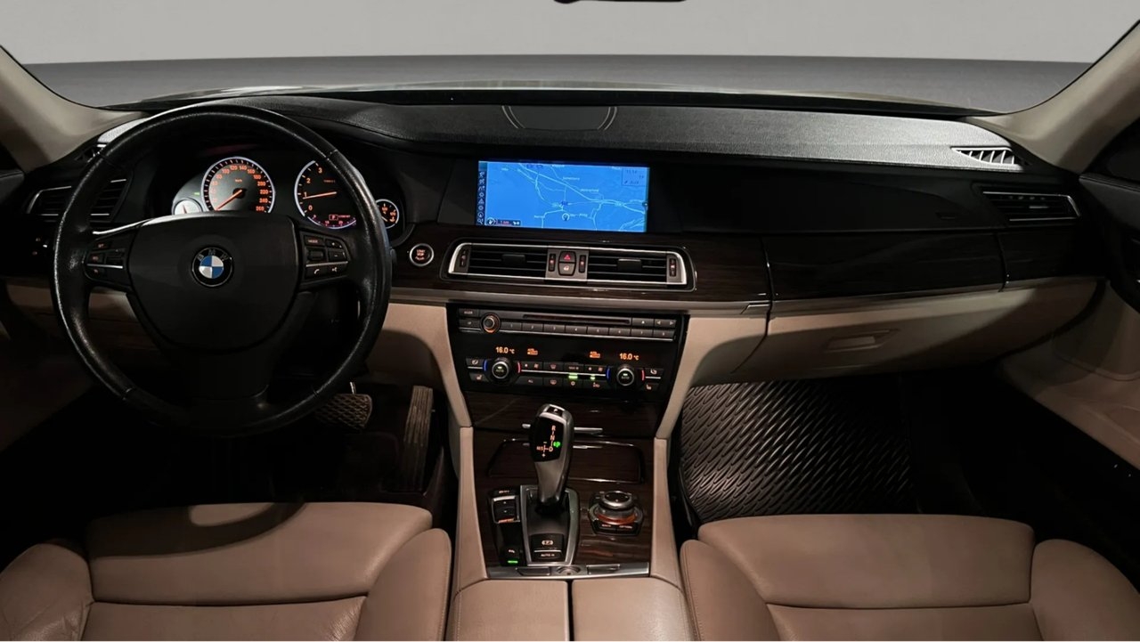 BMW 750 2009, bild 6/10