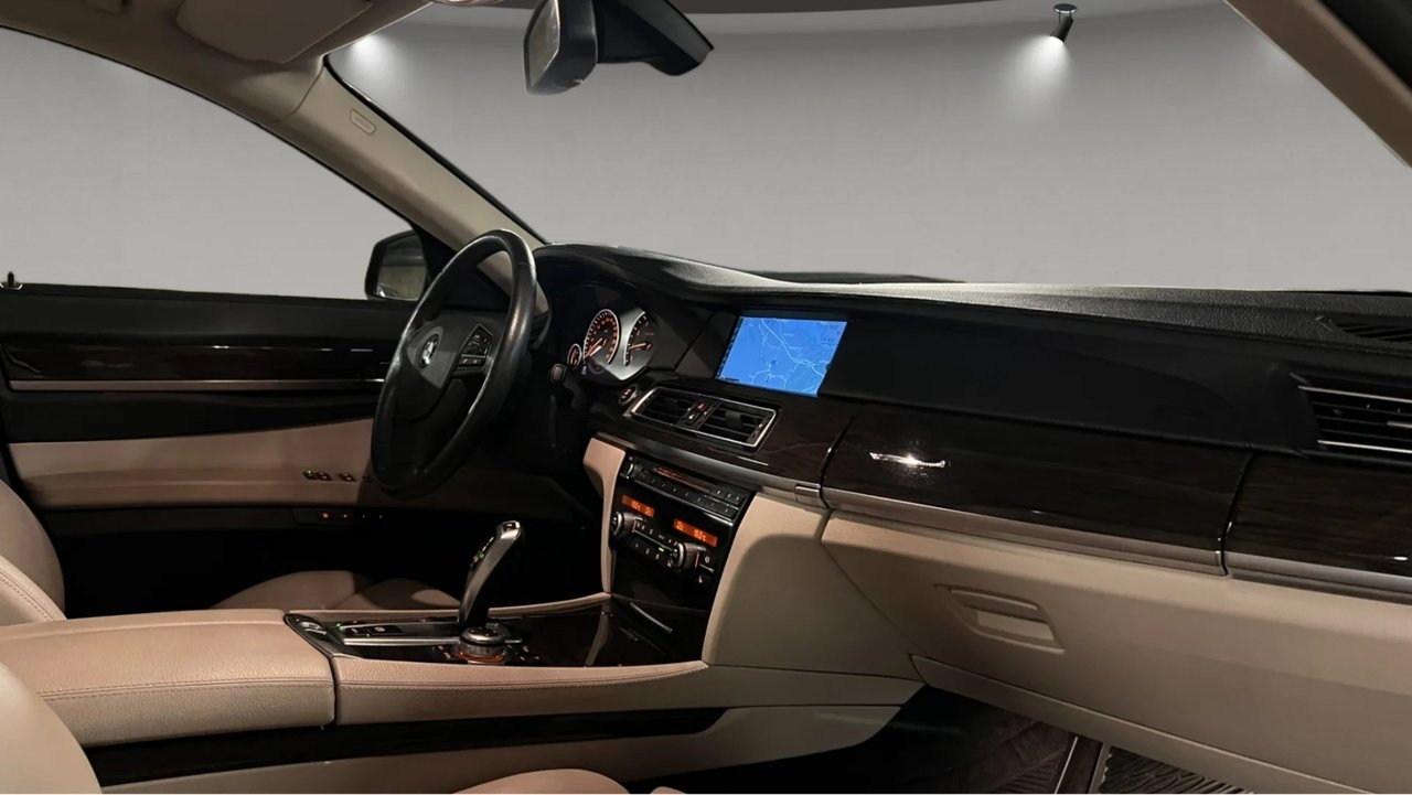 BMW 750 2009, bild 7/10