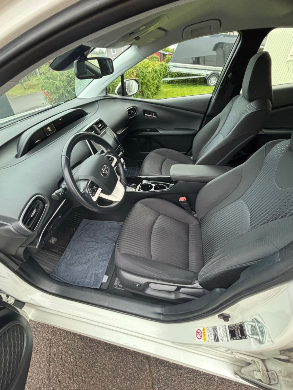 Toyota Prius Plug-in Hybrid 2017, bild 4/7