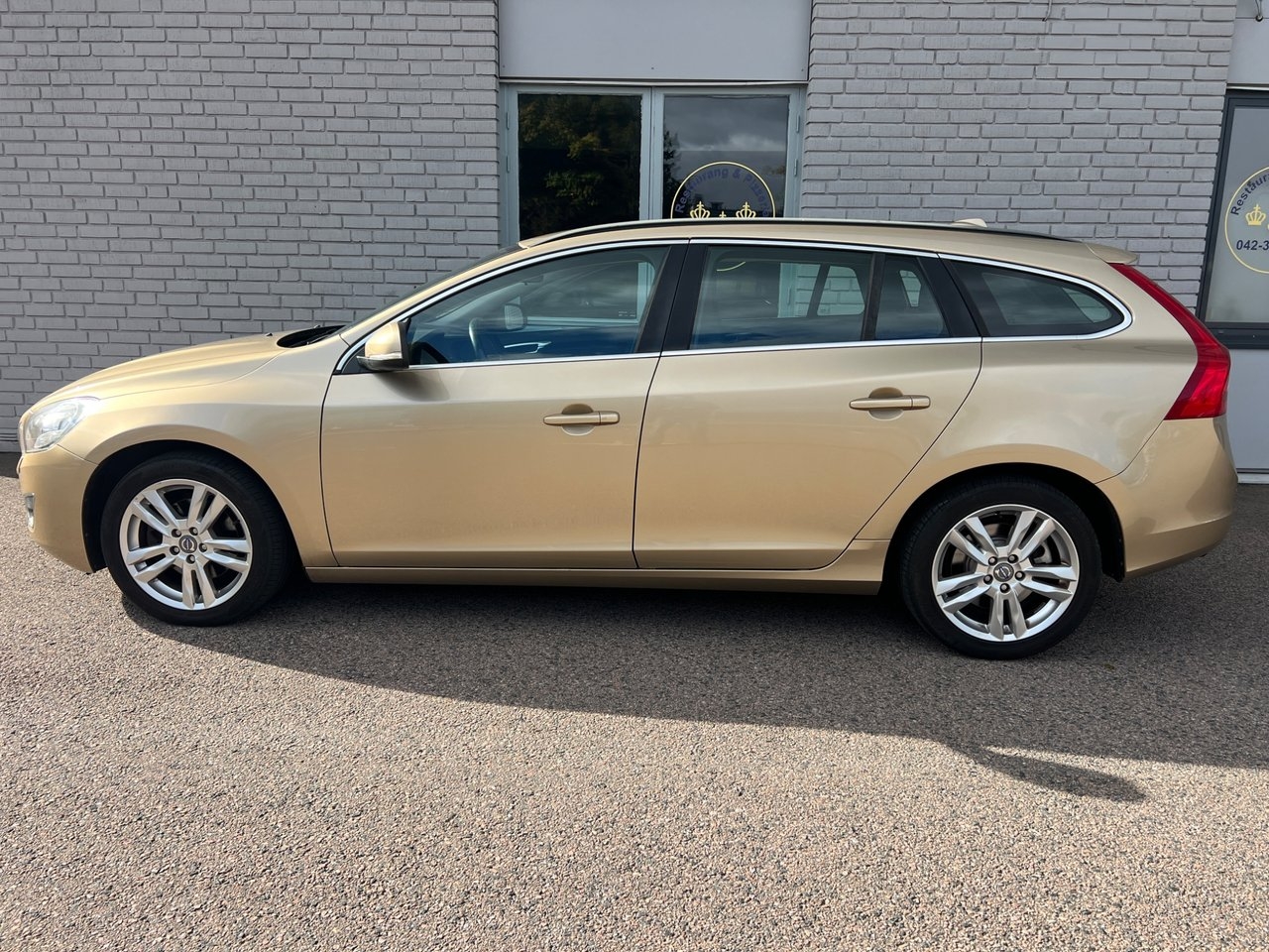 Volvo V60 T3 MOMENTUM NY KAMREM 2011, bild 7/10