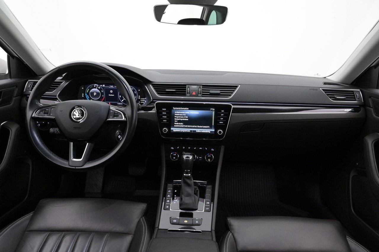Skoda Superb 2020, photo 6/10
