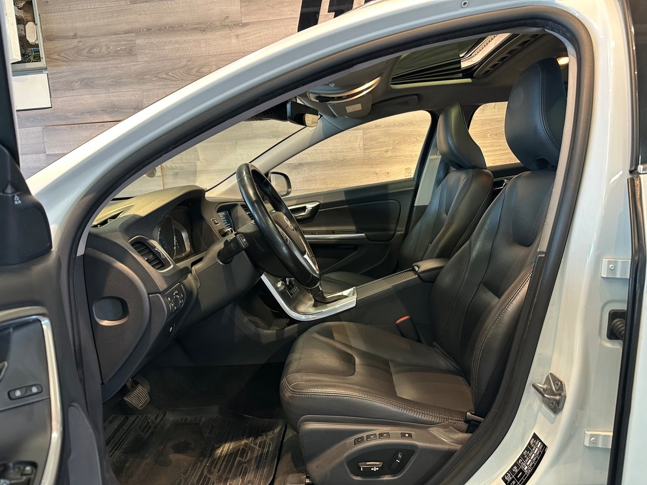 Volvo V60 2016, photo 7/25