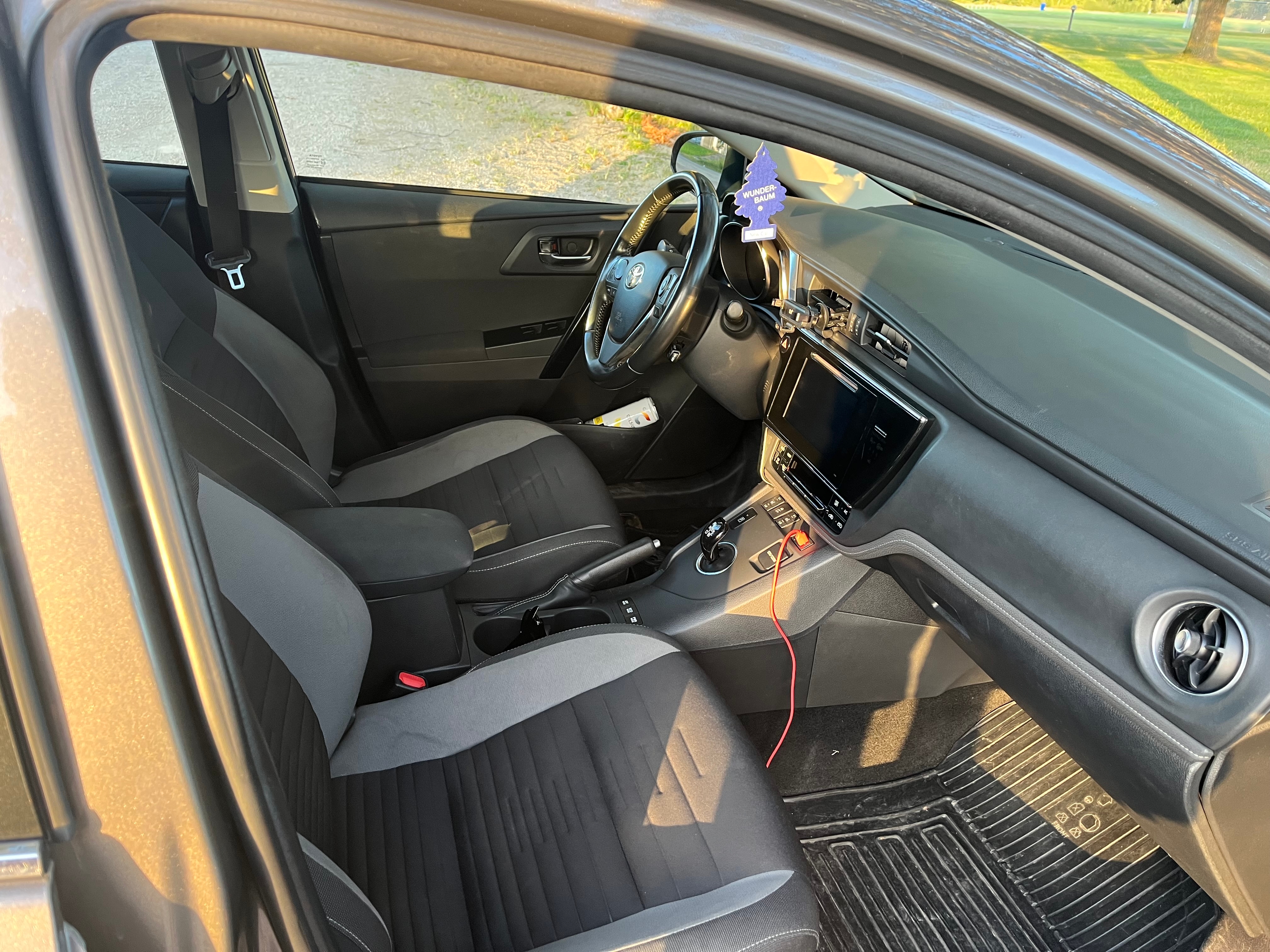 Toyota Auris Touring Sports Hybrid e-CVT 2018, bild 2/6