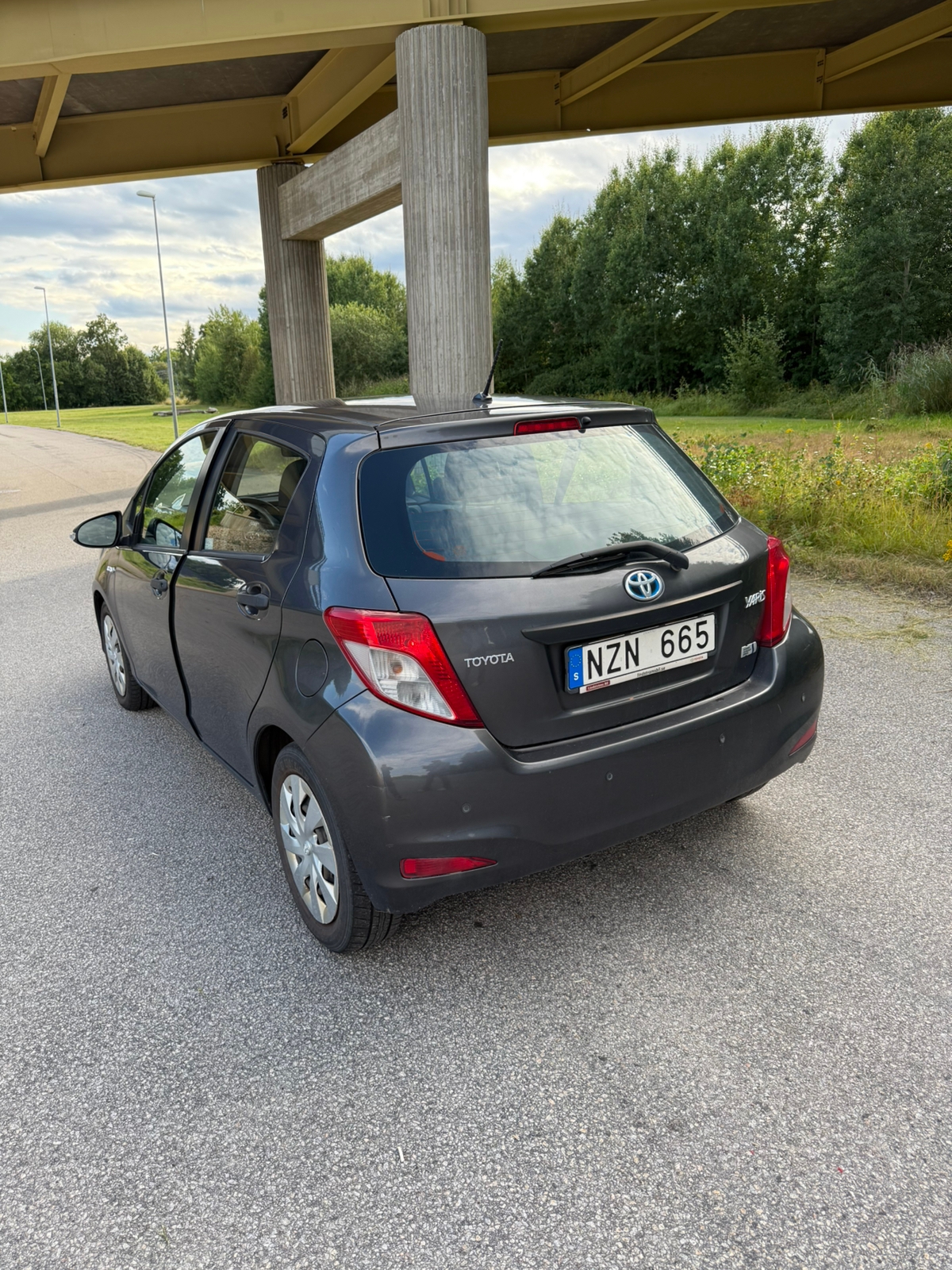 Toyota Yaris Hybrid e-CVT 2013, bild 3/7