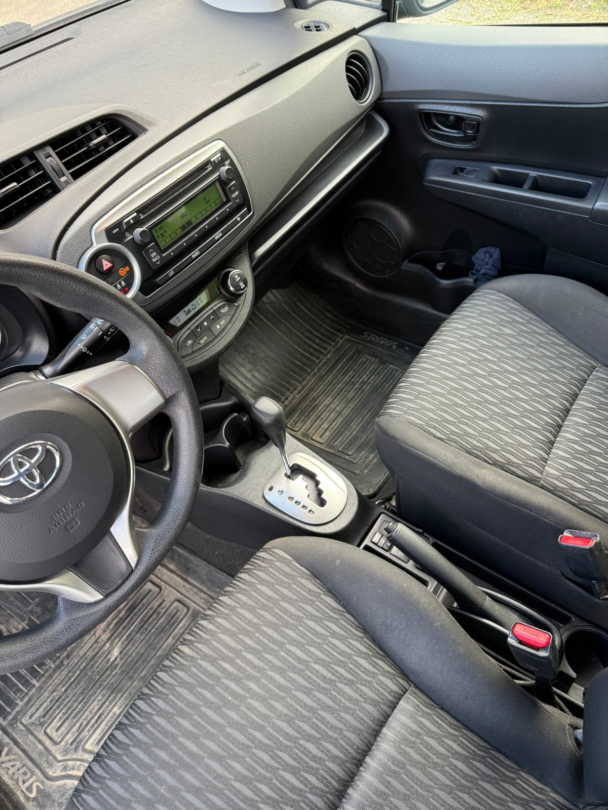 Toyota Yaris Hybrid e-CVT 2013, bild 6/7