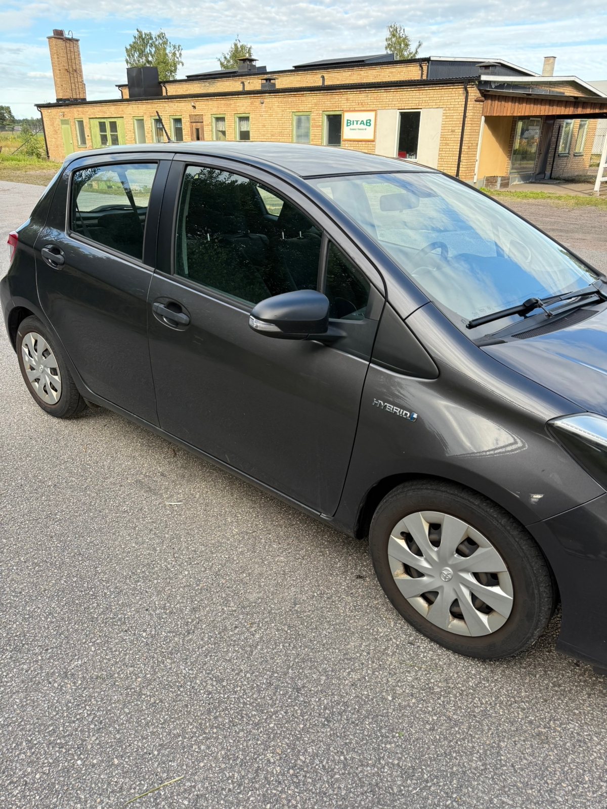 Toyota Yaris Hybrid e-CVT 2013, bild 2/7