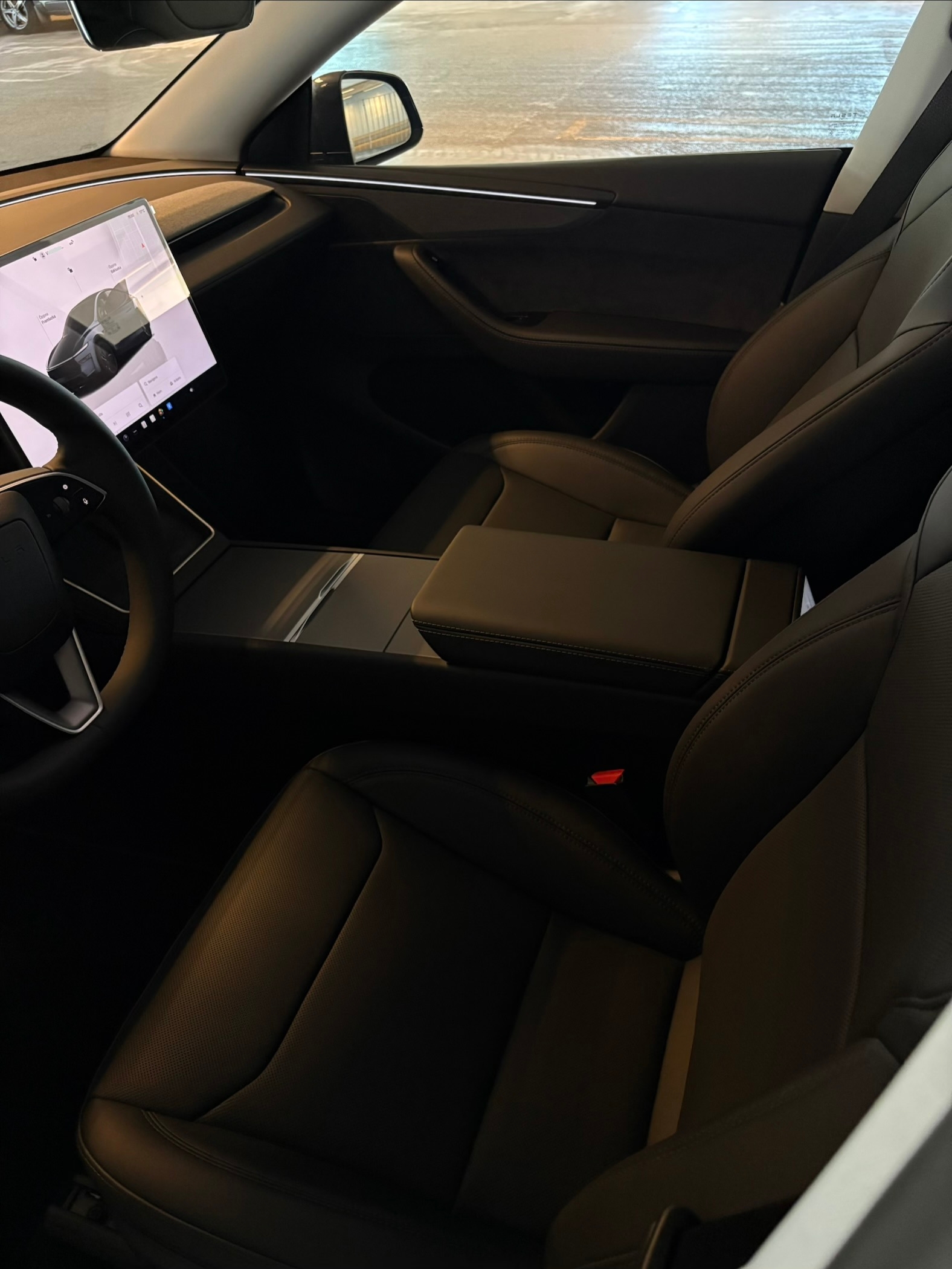 Tesla Model Y 2025, bild 4/4